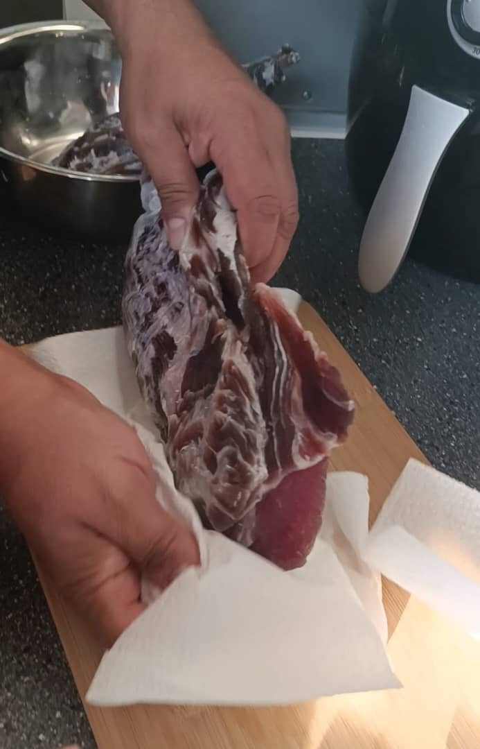 secando la pieza despues de lavar con abundante agua