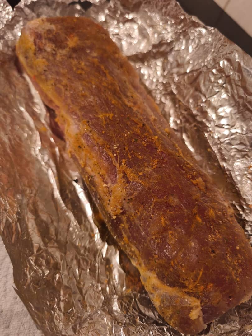 Pollo a la parrilla con hierbas y limón en un plato blanco