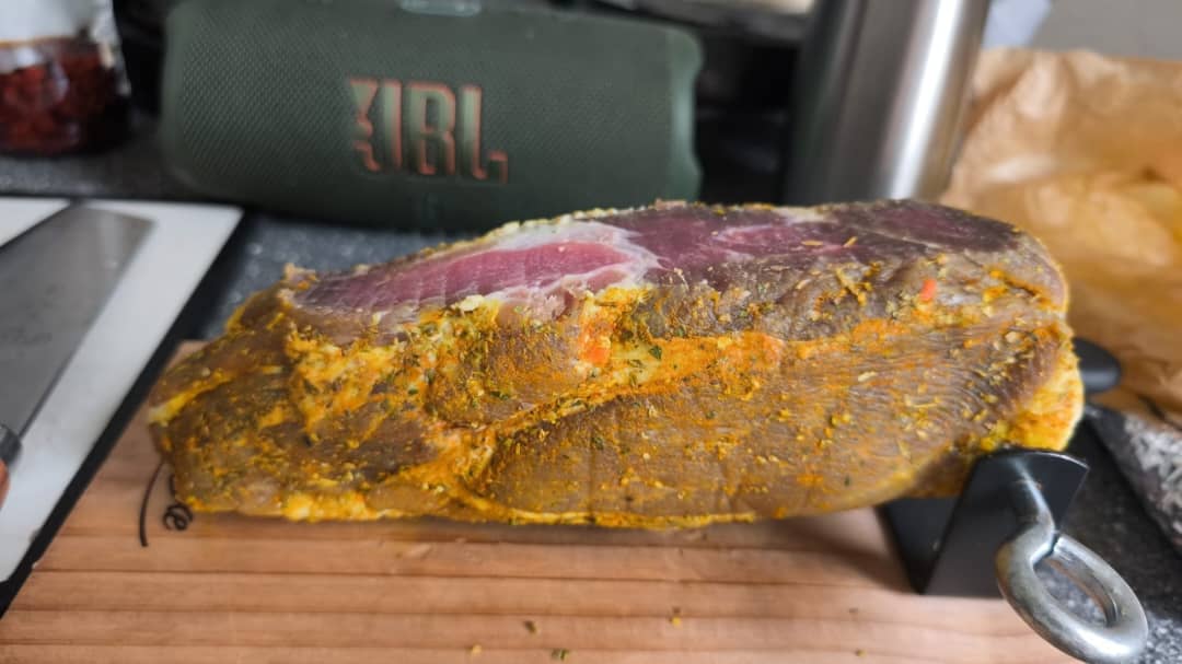 Pollo a la parrilla con hierbas y limón en un plato blanco