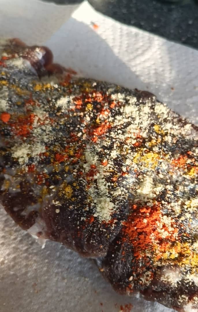 con la mezcla de ingredientes para sazonarlo, antes  de envolver con servilletas