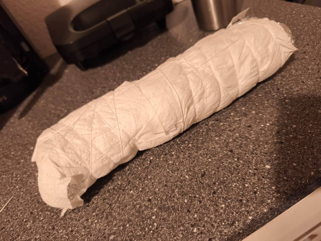 Arropado con servilletas y amarrado muy tenza
