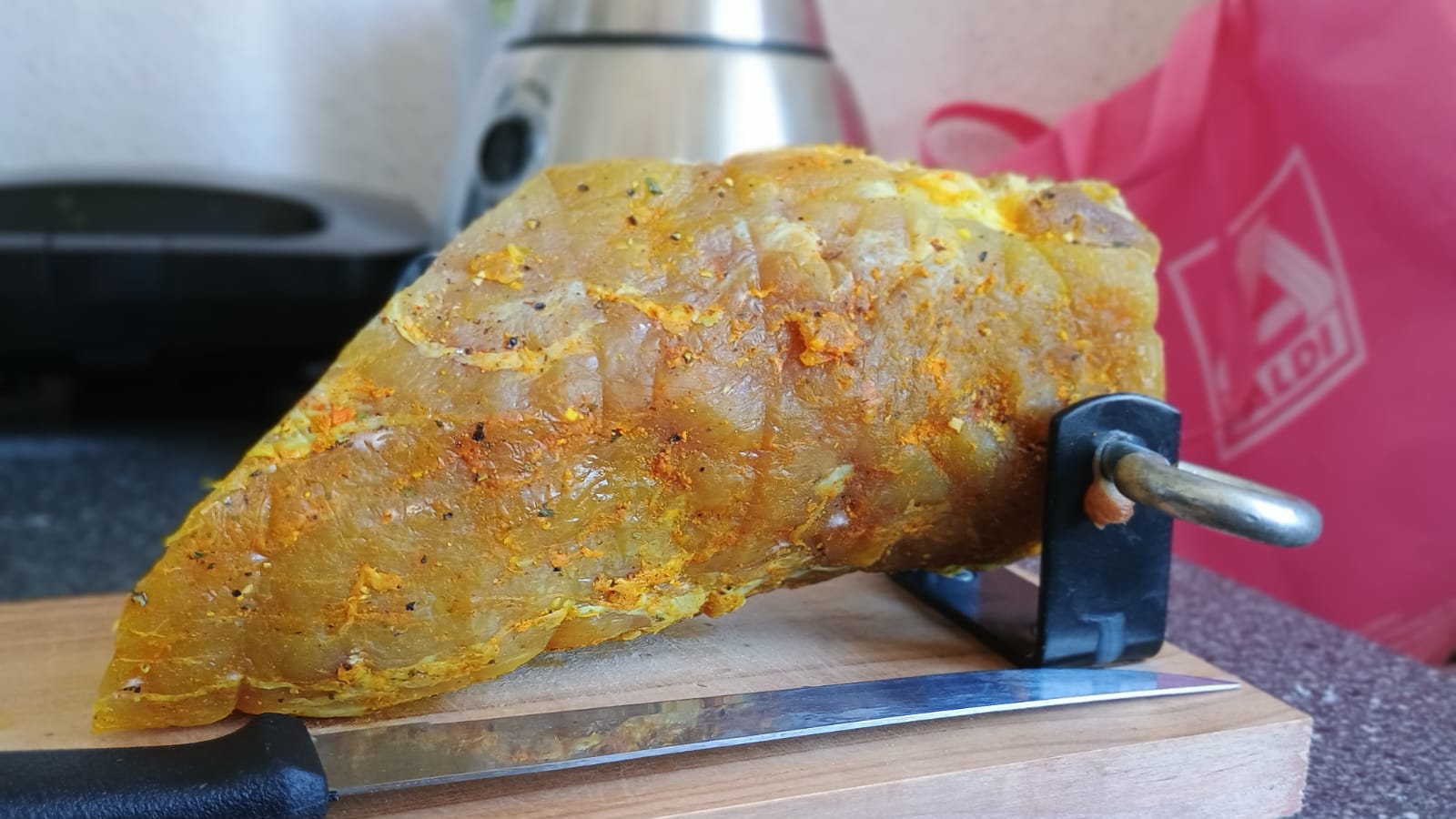 pieza terminada en su tabla para cortar 