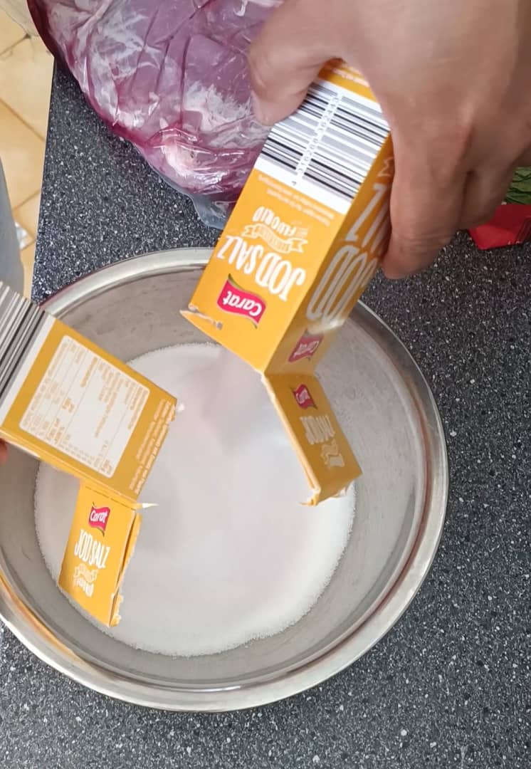 mezclando la Sal y el Azucar 